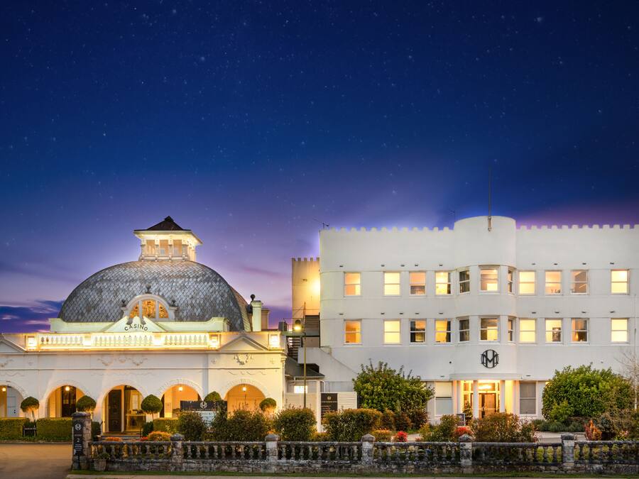 Fachada de la propiedad por la tarde o noche