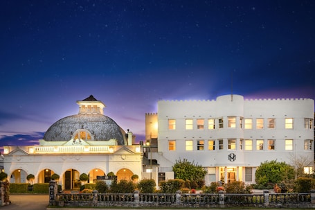 Fachada de la propiedad por la tarde o noche. The Hydro Majestic Hotel