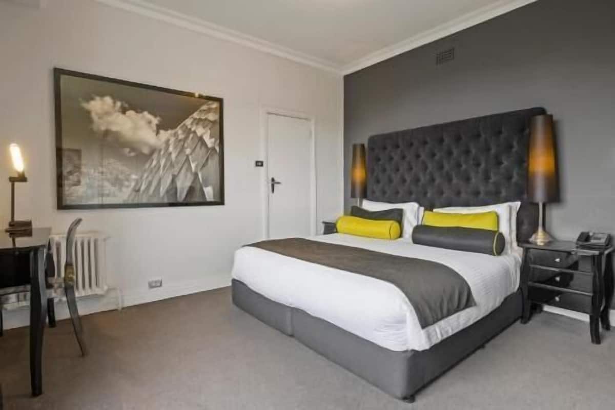 Ropa de cama de alta calidad, minibar y escritorio