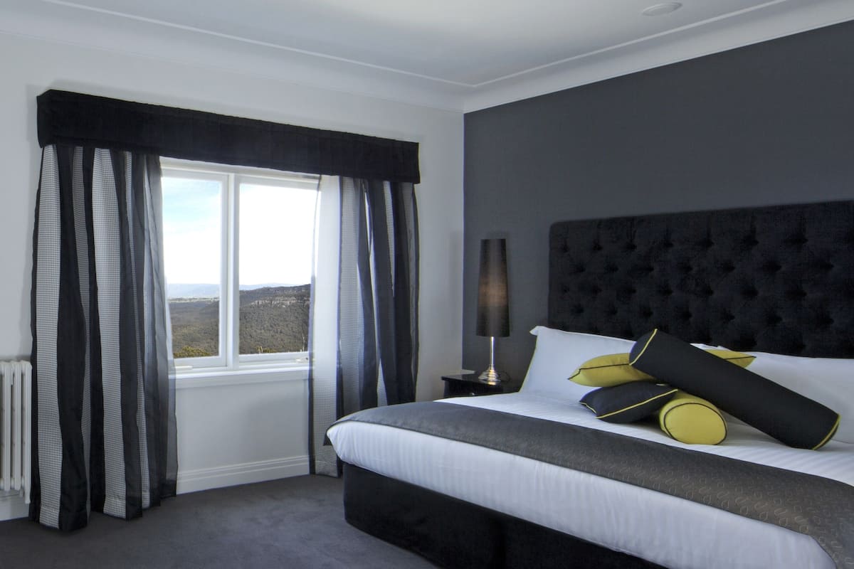 Premium bedding, minibar, desk, iron/ironing board