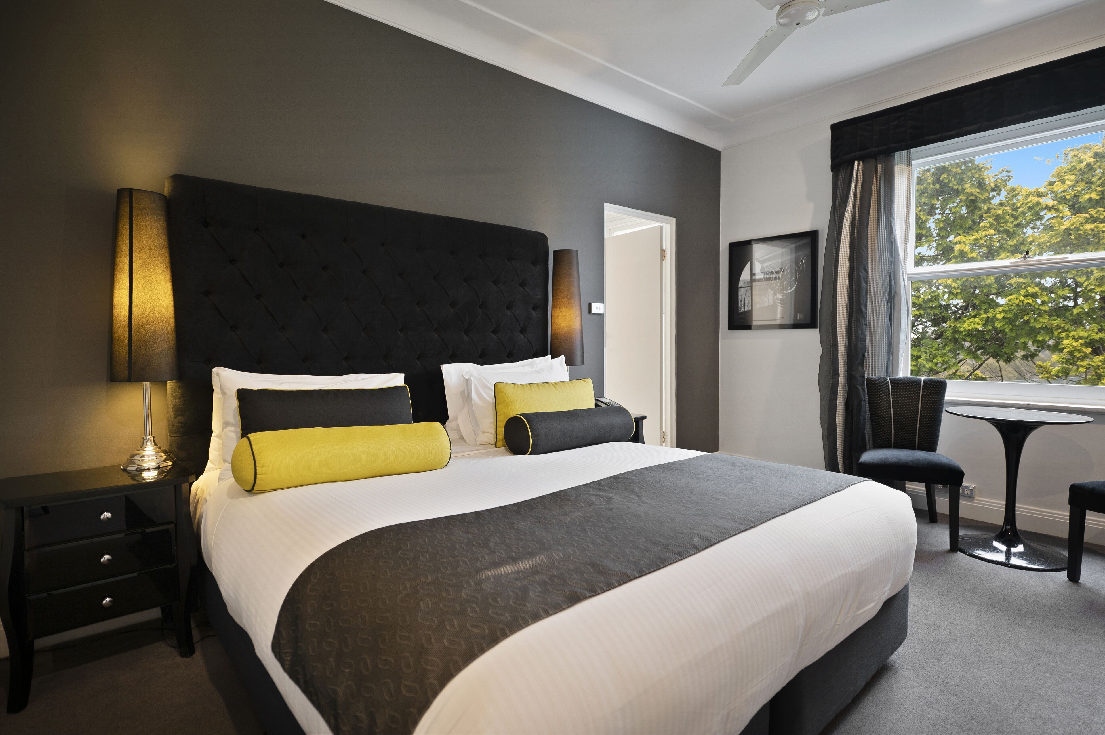 Seprai premium, minibar, meja kerja, dan setrika/meja setrika