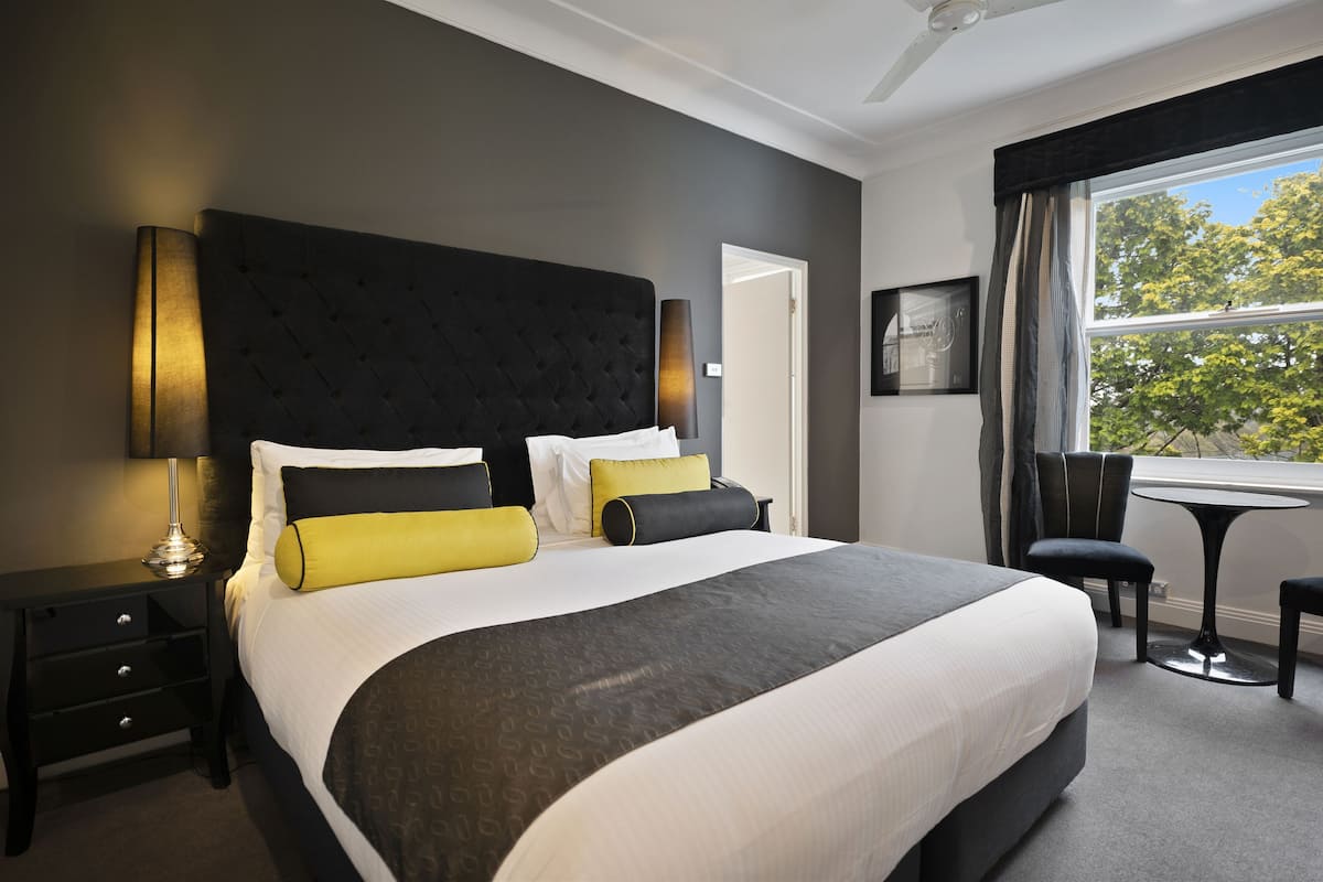 Ropa de cama de alta calidad, minibar y escritorio