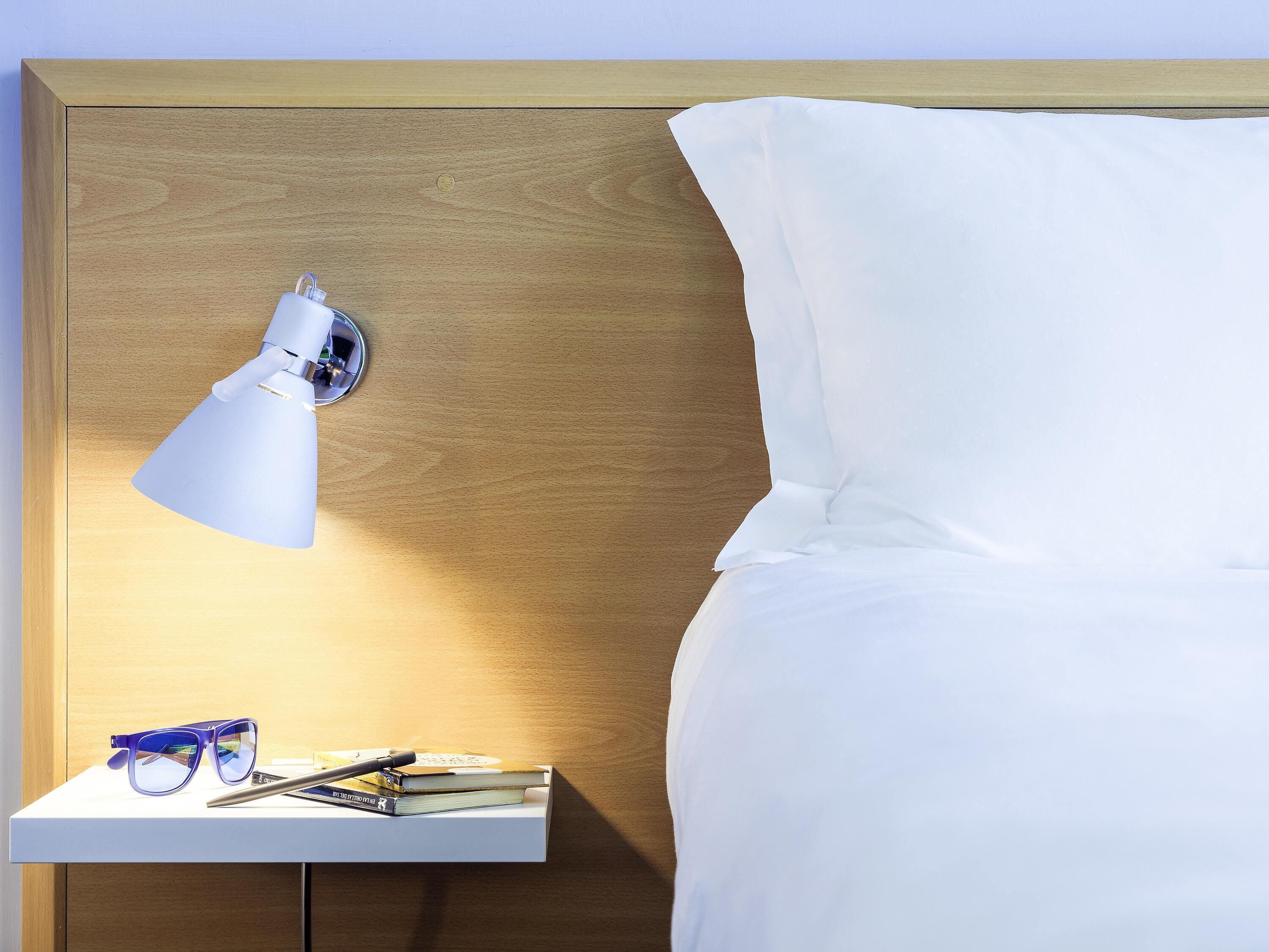 Caja de seguridad en la habitación, cortinas blackout y insonorización 