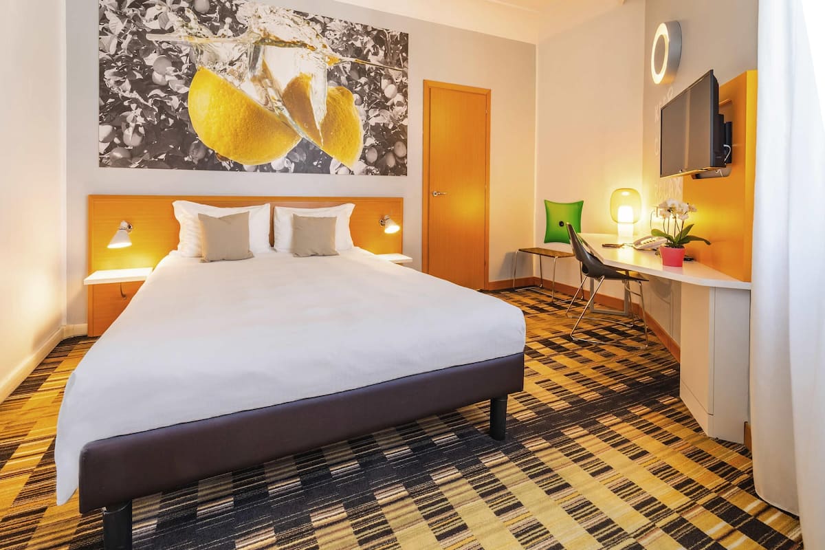 Caja de seguridad en la habitación y cortinas blackout