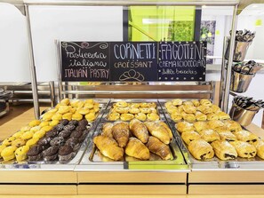 Desayuno buffet diario (EUR 12 por persona)