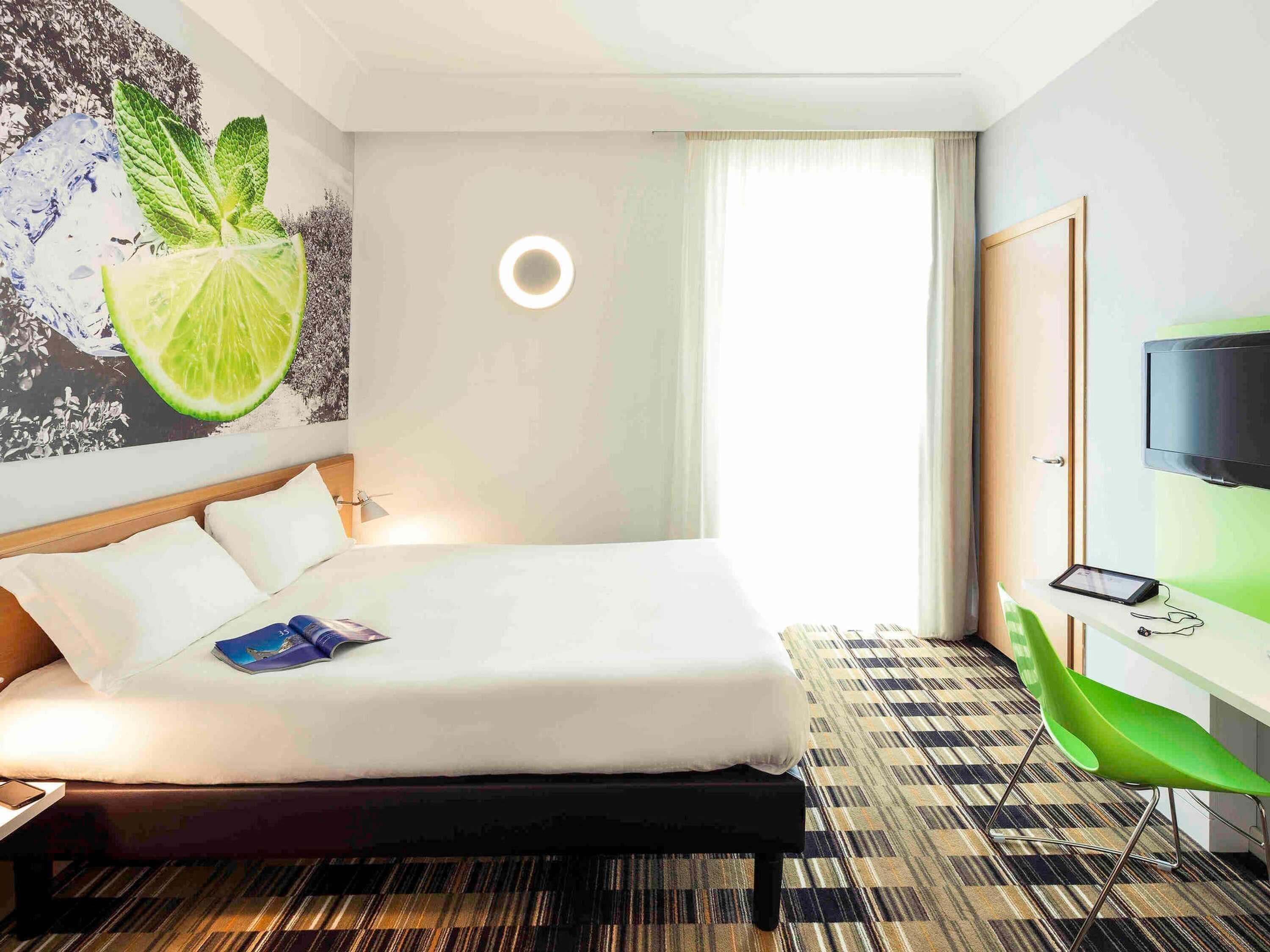 Standard Room, 1 Double Bed | In-room safe, blackout drapes, soundproofing, free WiFi