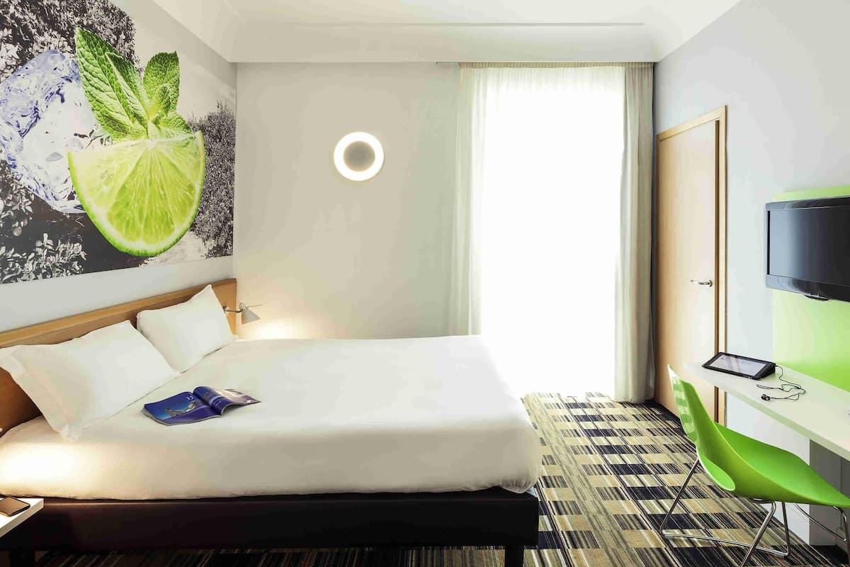 In-room safe, blackout curtains, soundproofing, free WiFi
