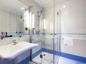 In-room safe, blackout curtains, soundproofing, free WiFi - ibis Styles Napoli Garibaldi (Naples)