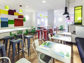 Café da manhã com buffet diÔrio (EUR 12 por pessoa)