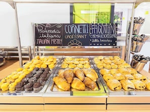Tägliches Frühstücksbuffet (12 EUR pro Person)