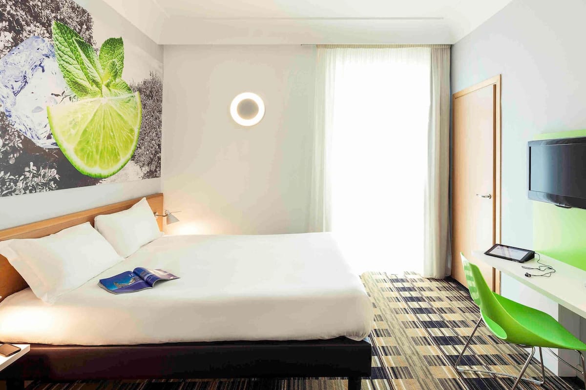 Chambre Standard, 1 lit double | Coffres-forts dans les chambres, rideaux occultants