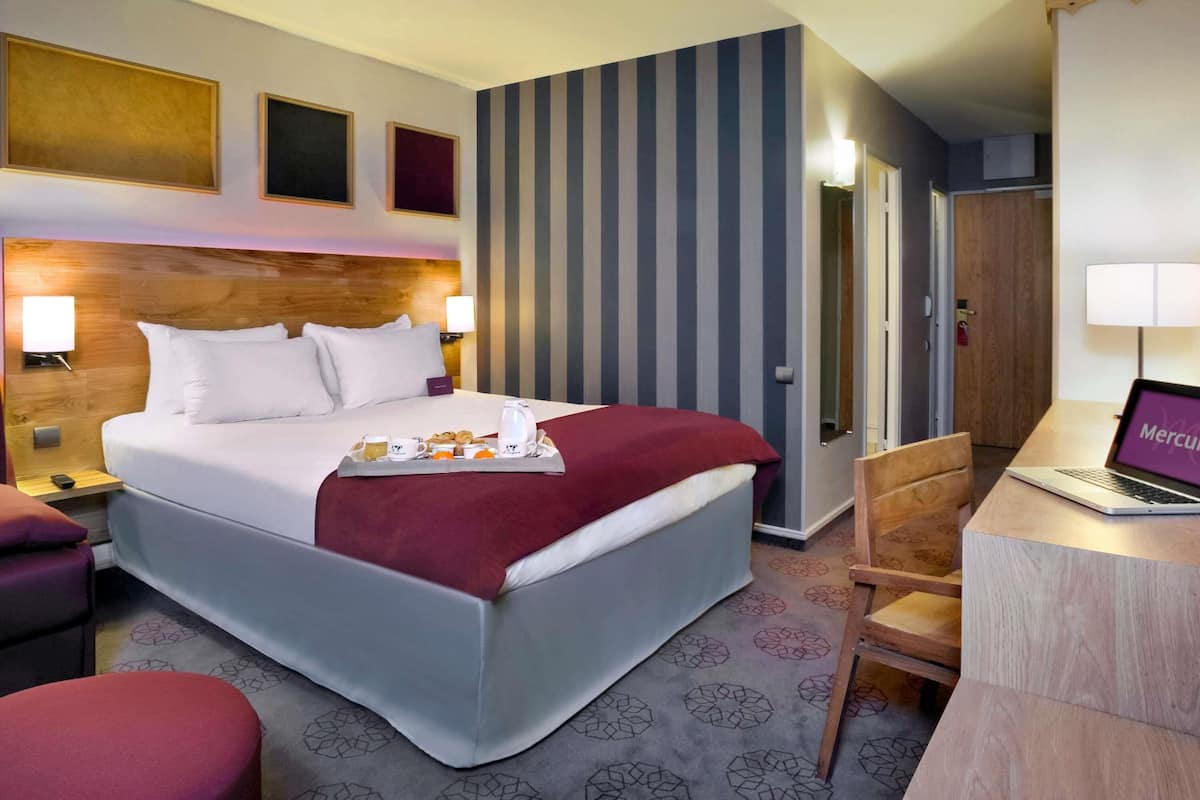 Chambre Standard, 1 lit double, balcon | Coffres-forts dans les chambres, bureau, rideaux occultants