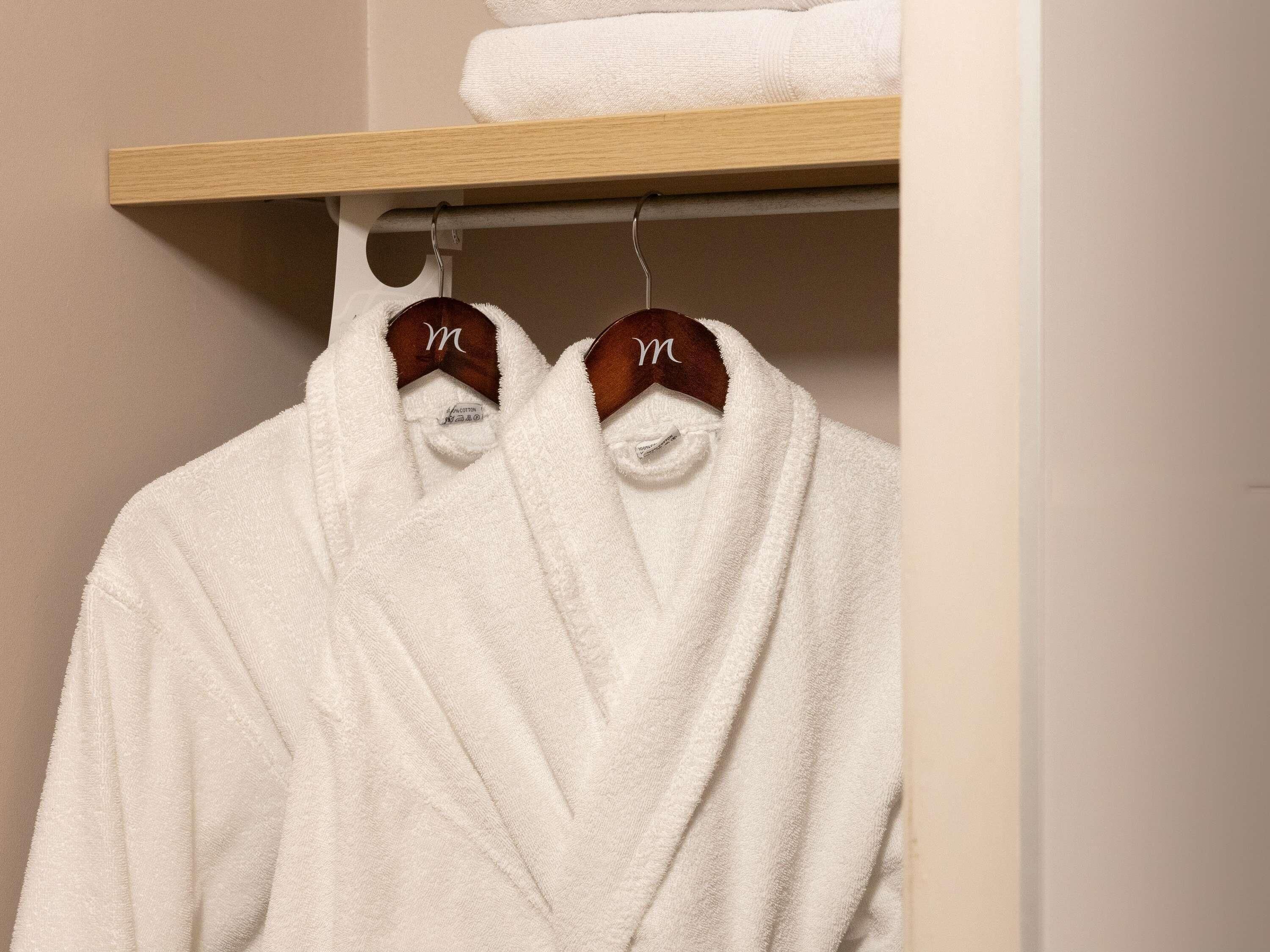 Chambre Standard, 1 lit double et 1 canapé-lit, balcon | Coffre-fort, bureau, rideaux d’obscurcissement, système d’insonorisation