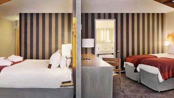 خزنة داخل الغرفة ومكتب وستائر تعتيم وتجهيزات عازلة للصوت