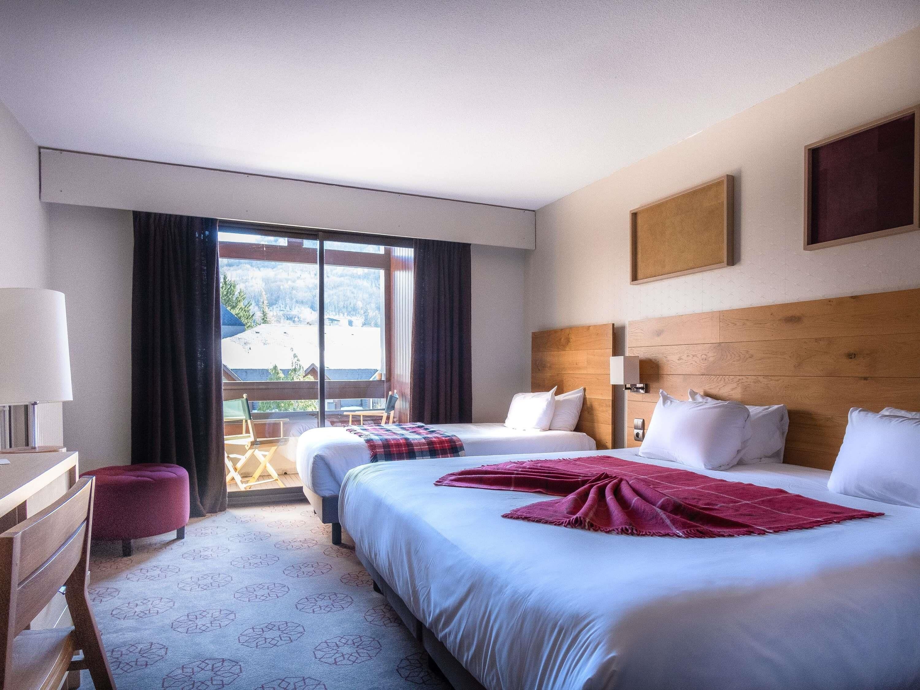 Phòng Tiêu chuẩn, nhiều giường, ban công (1 double bed, 1 single bed) | Két bảo mật tại phòng, bàn, màn/rèm cản sáng, phòng cách âm 