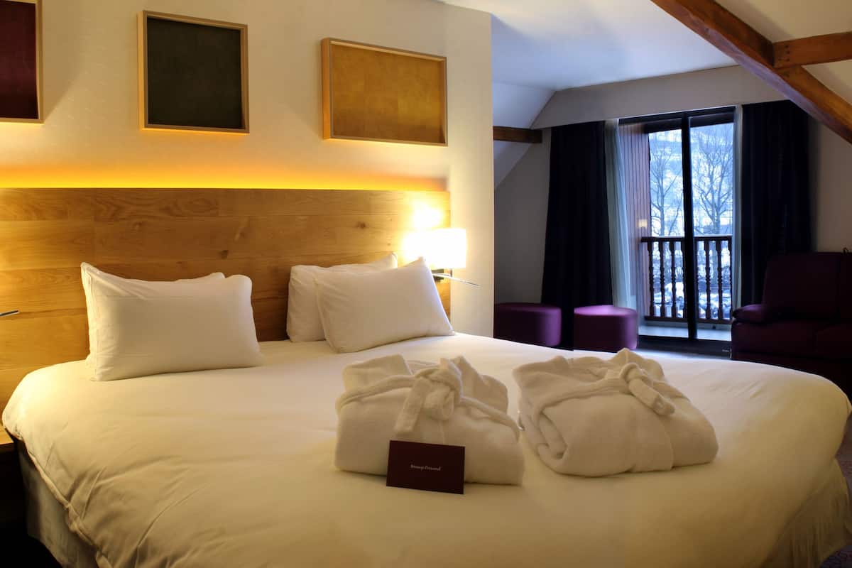 in-room safe, desk, blackout curtains, soundproofing