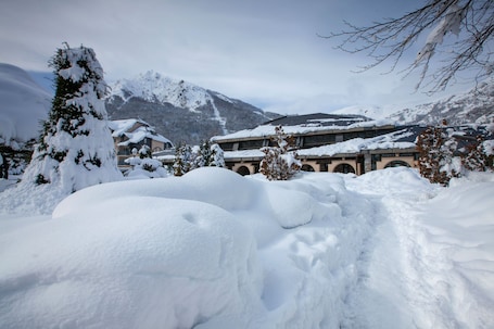 Fachada de la propiedad. Hôtel Mercure de Saint-Lary