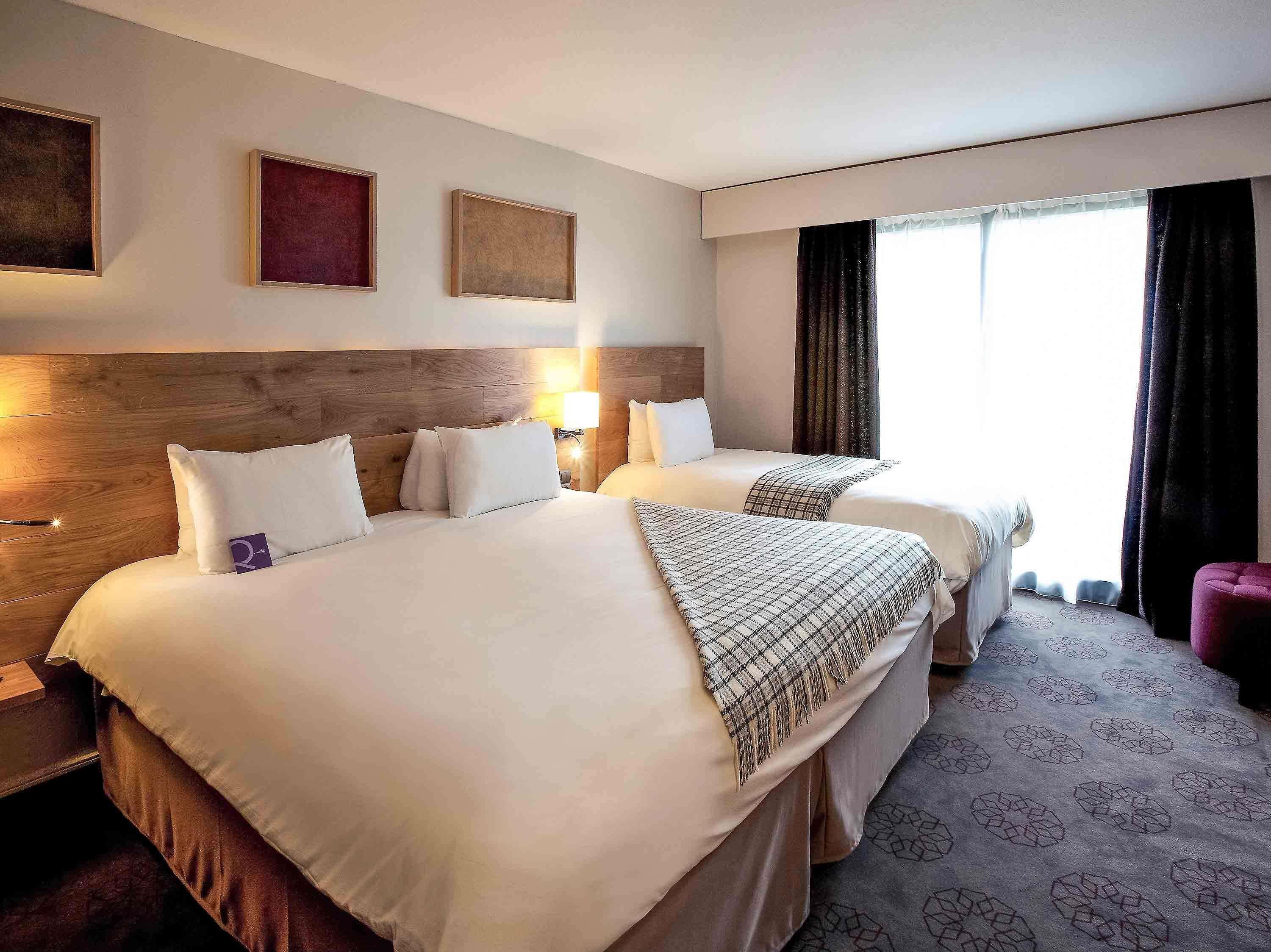 Habitación estándar, varias camas, balcón (1 double bed, 1 single bed) | Caja de seguridad en la habitación, escritorio y cortinas blackout 