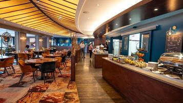 Petit déjeuner buffet (17 EUR par personne)