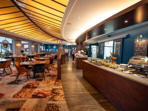 Café da manhã com buffet todos os dias (EUR 17 por pessoa) 