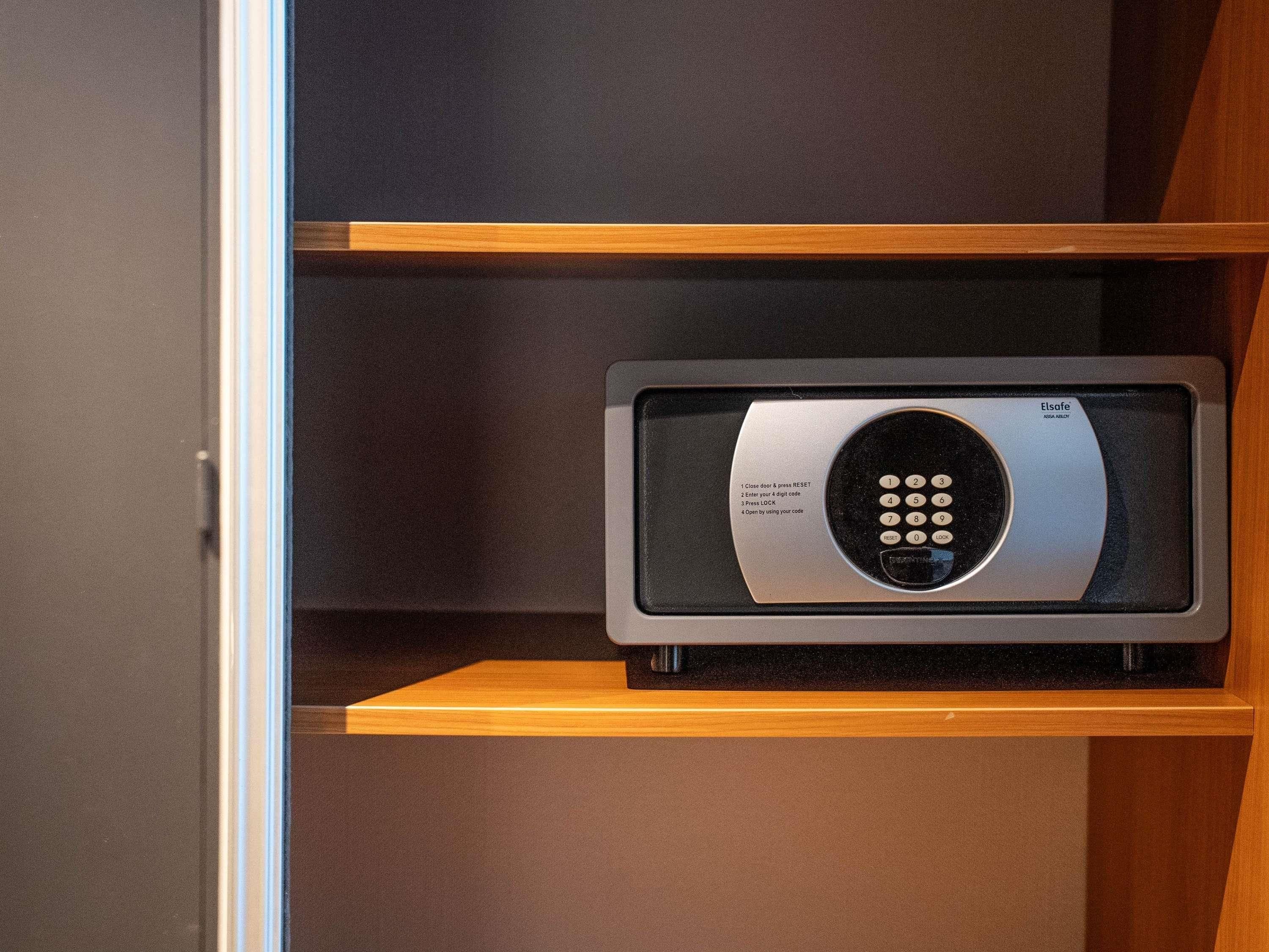 Een beveiligde opslagunit met een keypad-slot, met de aanduiding 'Elsafe,' op een plank.