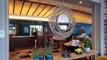 Se sirven comidas, cenas y cocina francesa