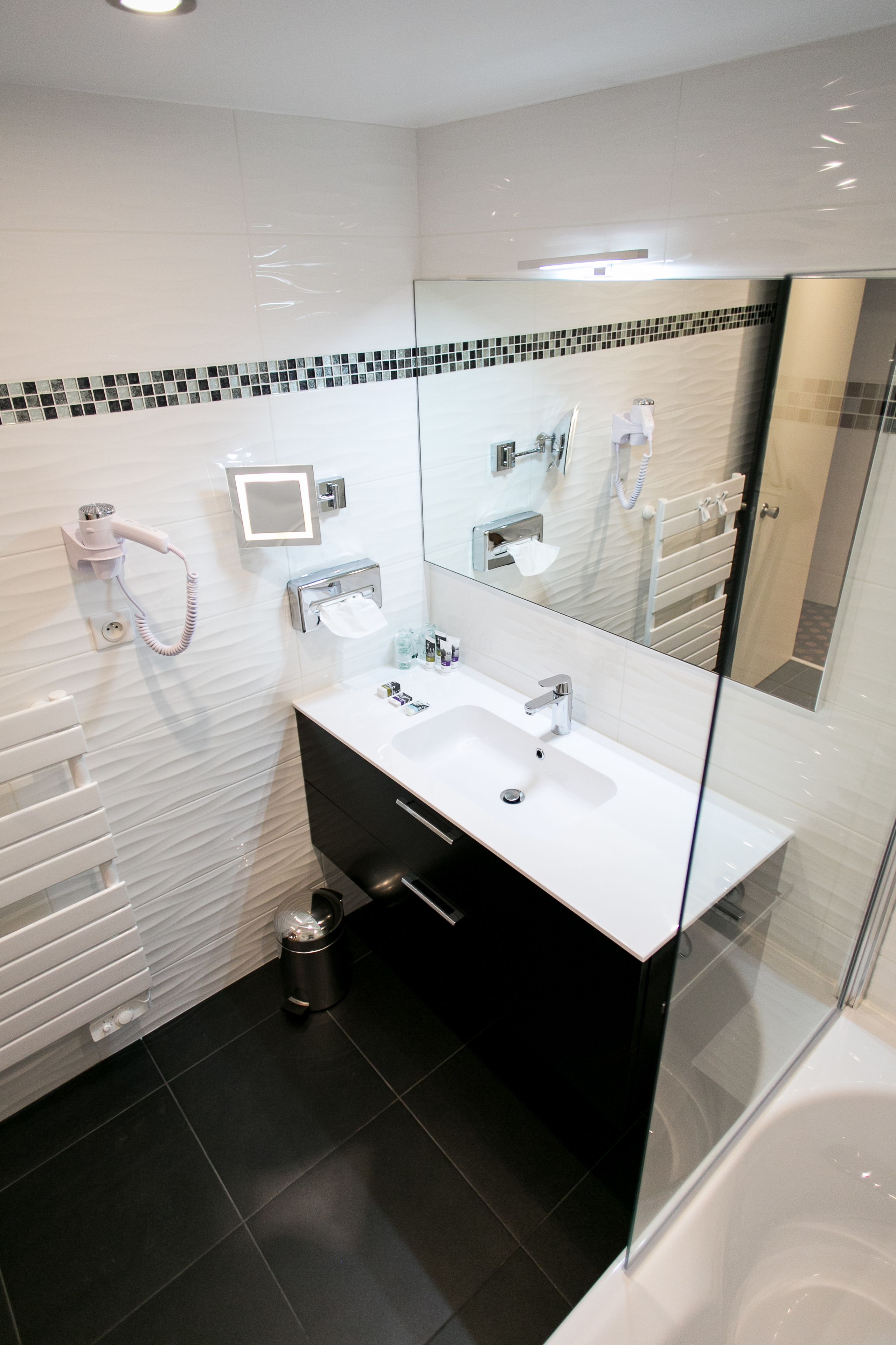 standard room, 2 single beds | minibar, desk, blackout curtains, soundproofing