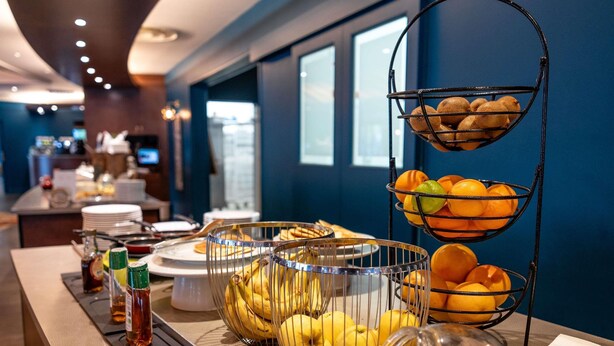 Un buffet proposant une variété de plats et d'accompagnements.