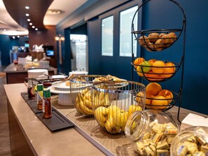 Montaje de bufé con diversos alimentos y salsas.