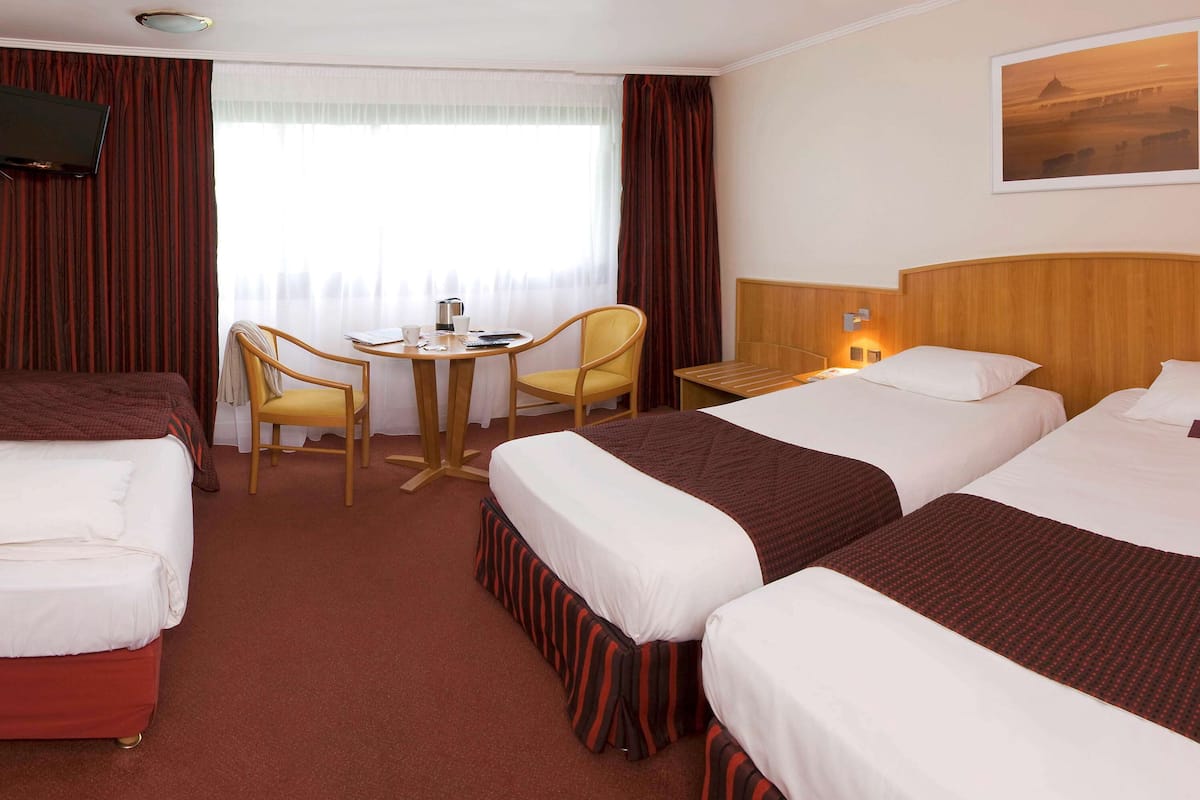 Standard Room, 3 Twin Beds | Minibar, desk, blackout drapes, soundproofing