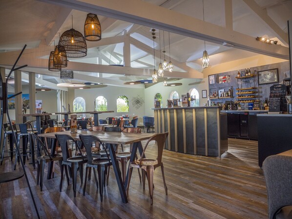 Se sirven desayunos, almuerzos, cenas y cocina francesa 