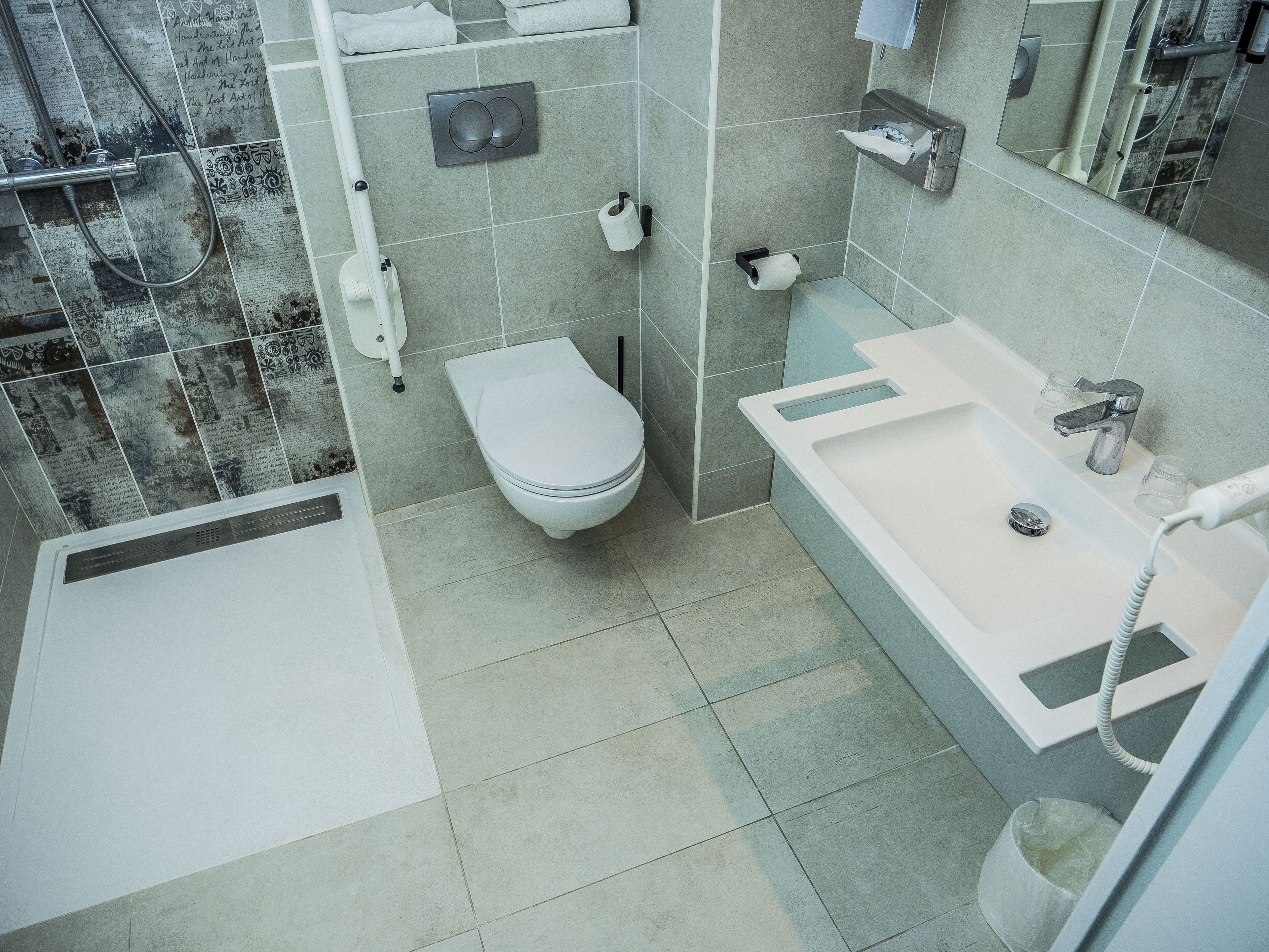 ルーム バリアフリー | バスルーム | バスアメニティ (無料)、ヘアドライヤー、タオル