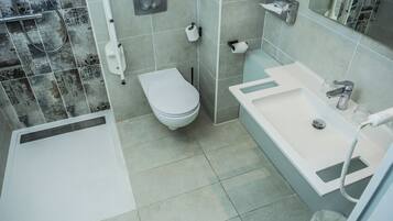 Zimmer, barrierefrei | Badezimmer | Kostenlose Toilettenartikel, Haartrockner, Handtücher