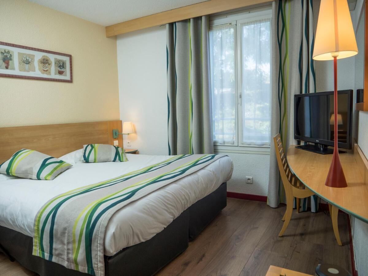 In-room safe, desk, soundproofing, iron/ironing board