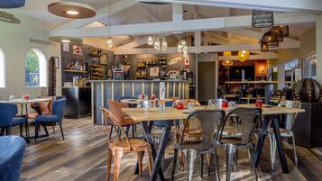 Serveert ontbijt, lunch, diner, Franse gerechten