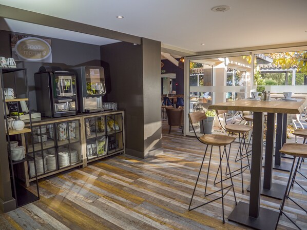 A modern cafe with a bar area, wooden flooring, and a view of the outdoors. - Logis Hotel Uzes Pont du Gard (Uzès)