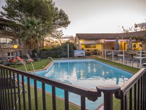 Piscine extérieure, parasols de plage, chaises longues