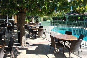 Breakfast, lunch, dinner served; French cuisine 