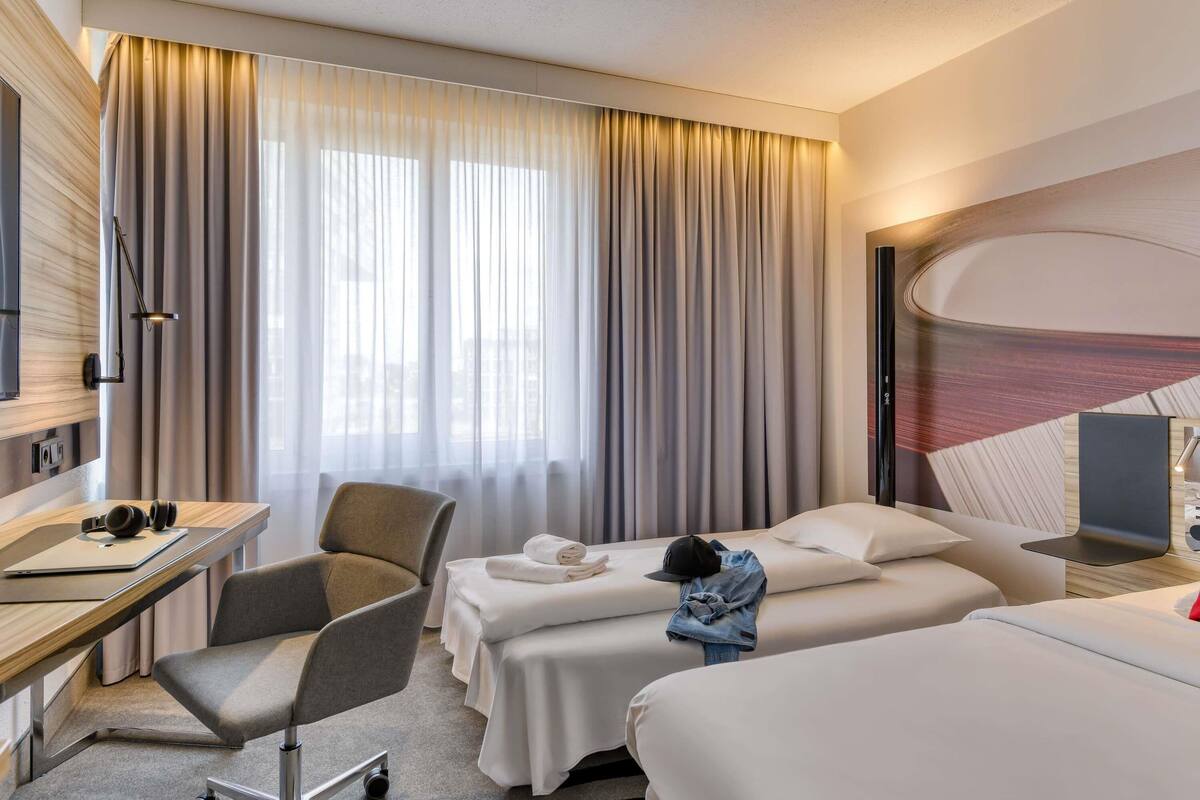 hypo-allergenic bedding, minibar, in-room safe, desk