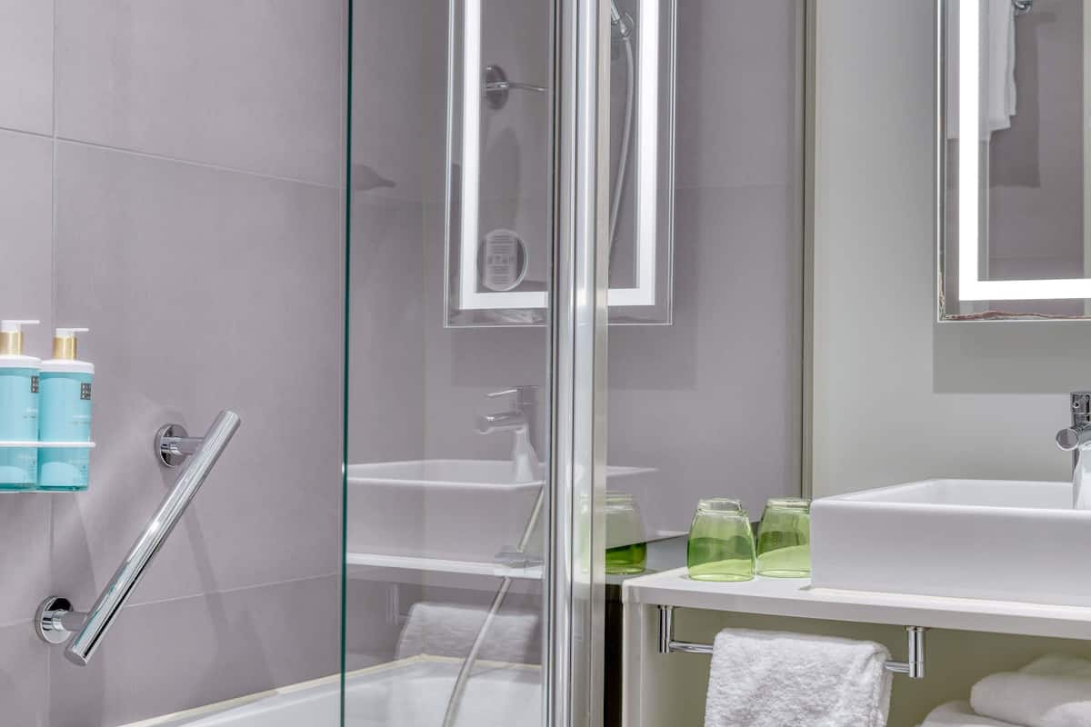 hypo-allergenic bedding, minibar, in-room safe, desk