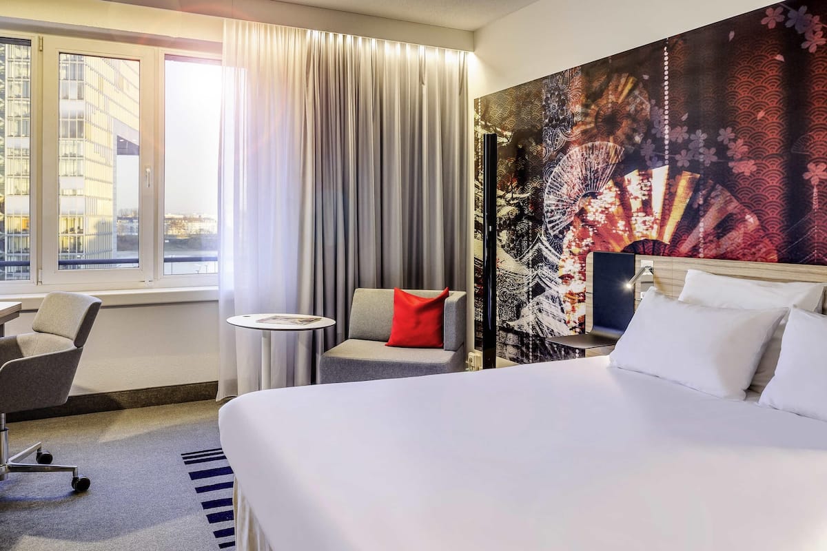 Habitación estándar, 1 cama Queen size y sofá cama | Ropa de cama hipoalergénica y minibar