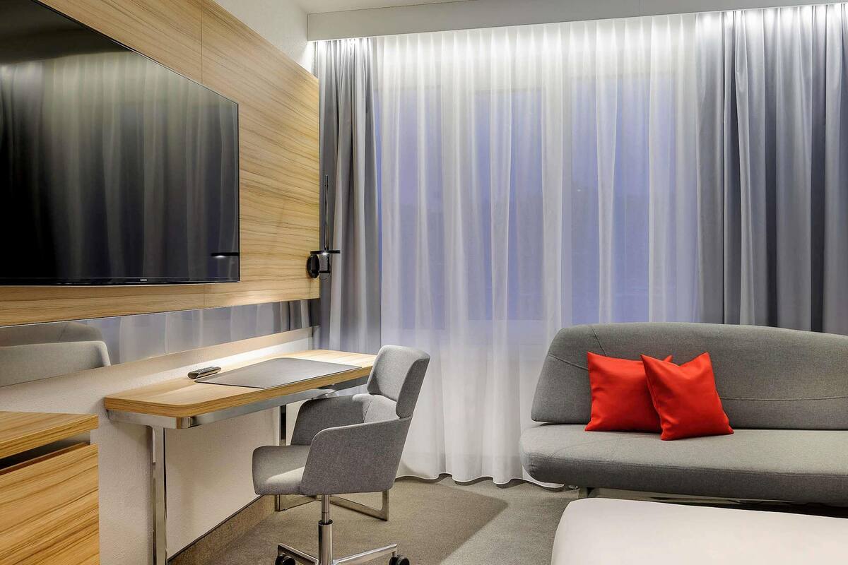 hypo-allergenic bedding, minibar, in-room safe, desk