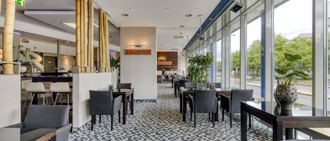 Un moderno vestíbulo de hotel con piso de diseño cuadros, una recepción y áreas de estar.