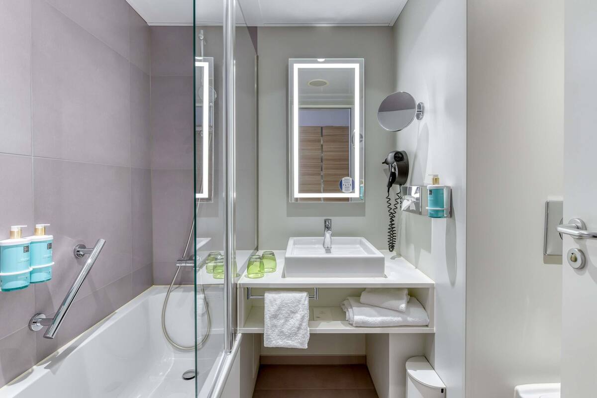 hypo-allergenic bedding, minibar, in-room safe, desk