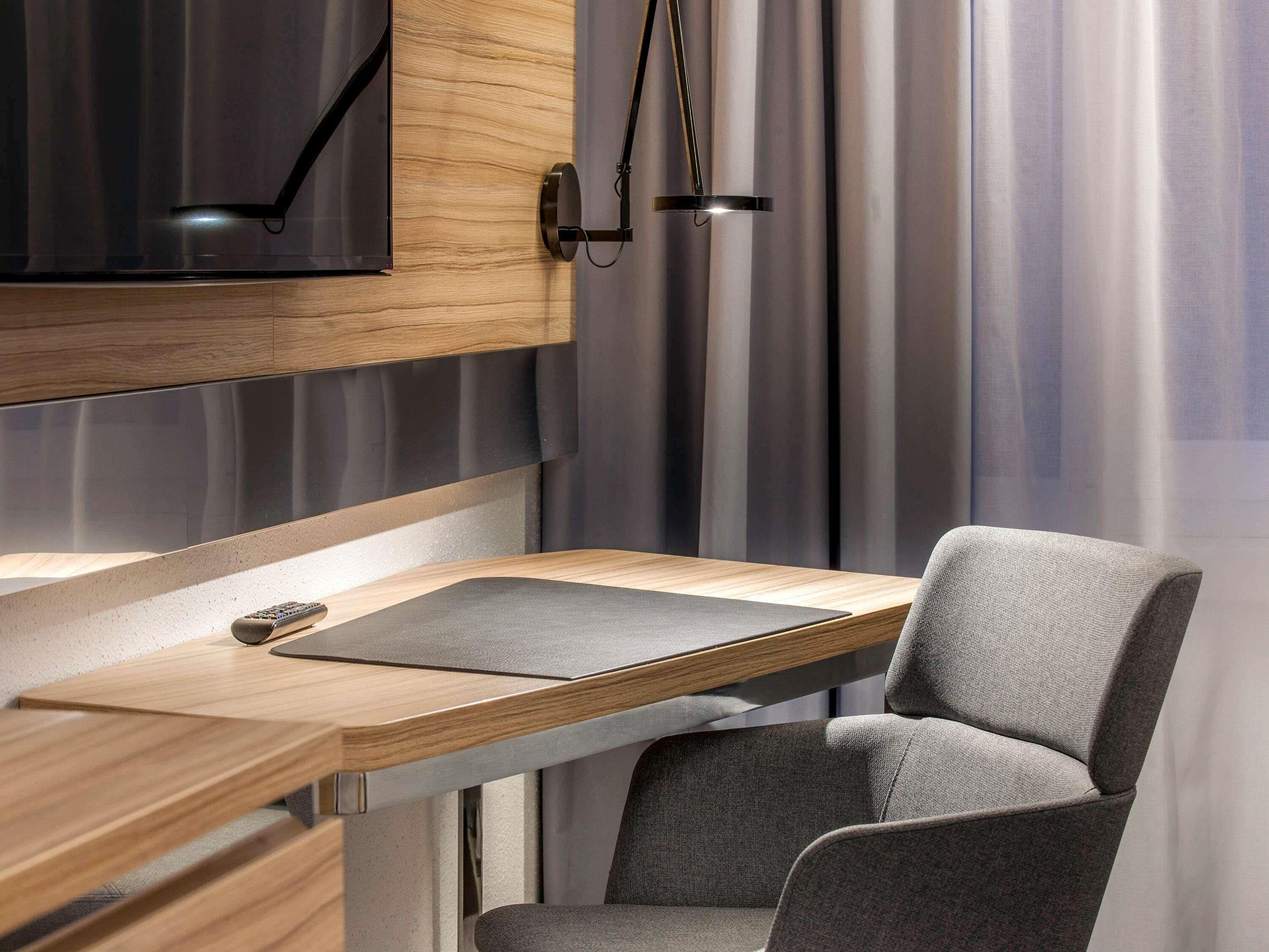 standard room, 1 queen bed with sofa bed | hypo-allergenic bedding, minibar, in-room safe, desk