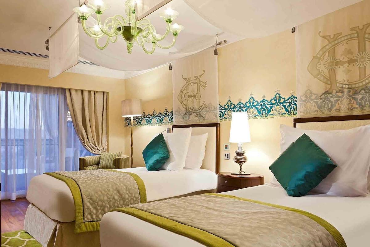 プレミアム ルーム シングルベッド 2 台 | エジプト綿のシーツ、高級寝具、ピロートップベッド、ミニバー