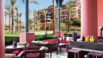 4 Bars/Lounges, Poolbar