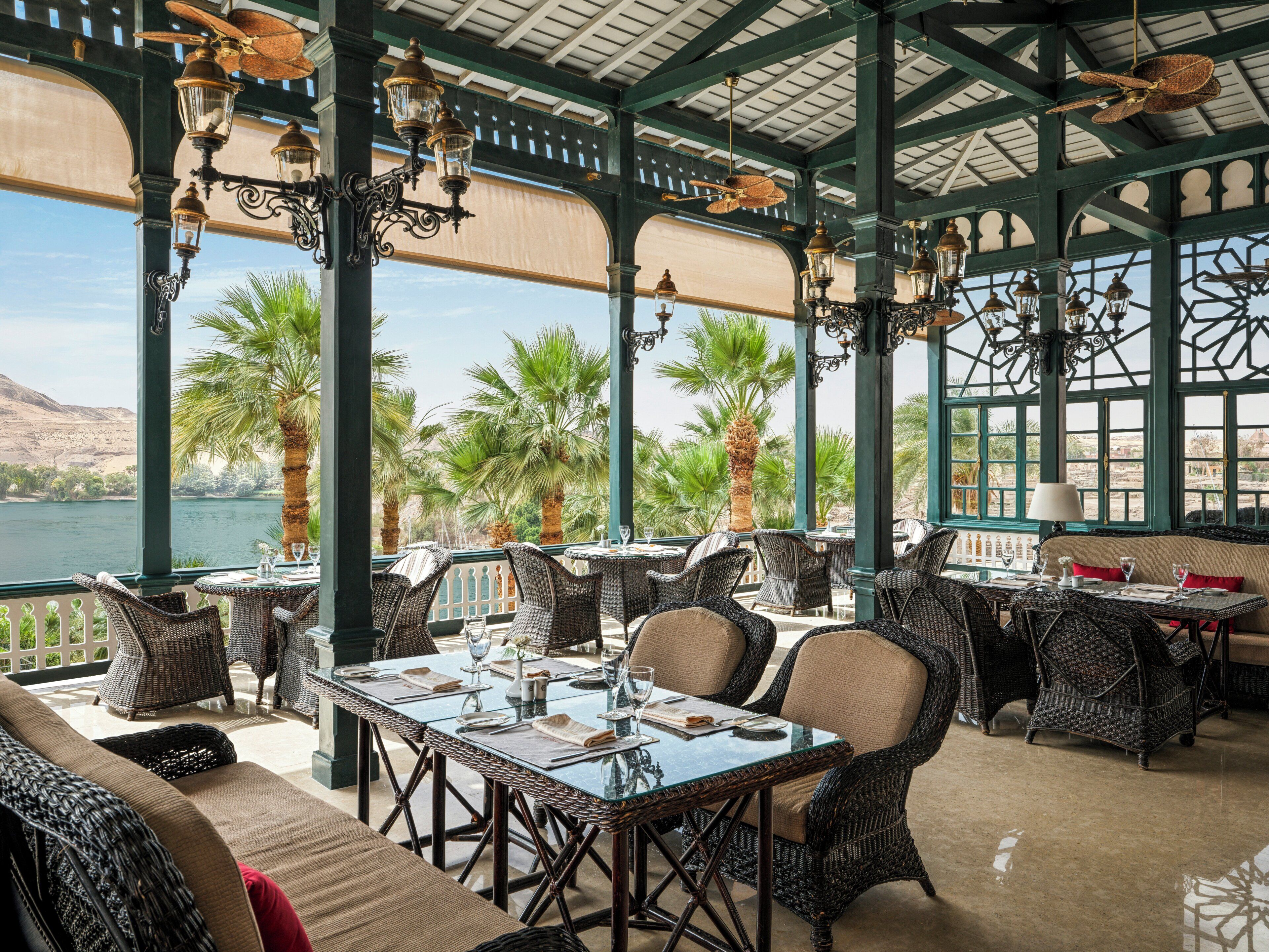 2 restaurants; breakfast, lunch, and dinner served