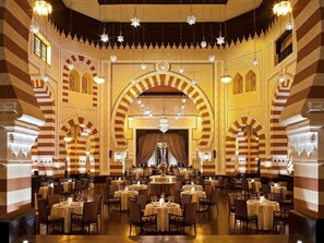 4 restaurantes, se sirven desayunos, comidas, cenas y cocina francesa
