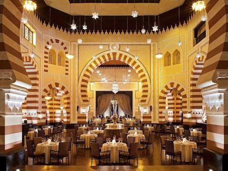 4 restaurantes; se sirve desayuno, almuerzo y cena; cocina francesa